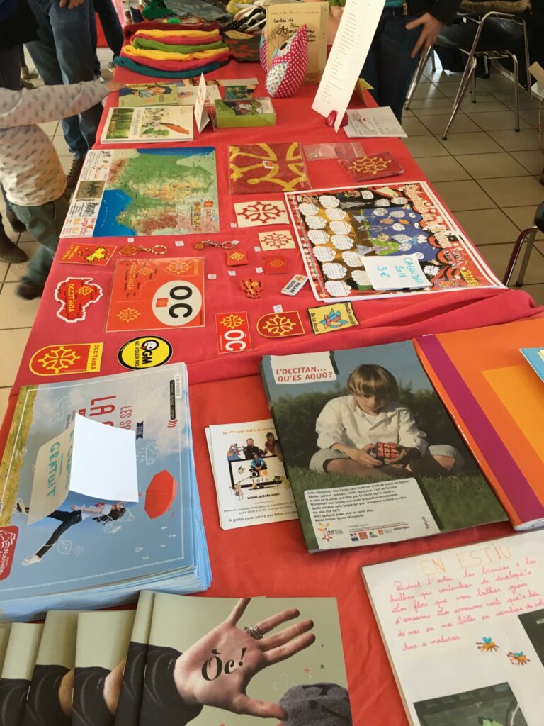 table avec des documents rouges